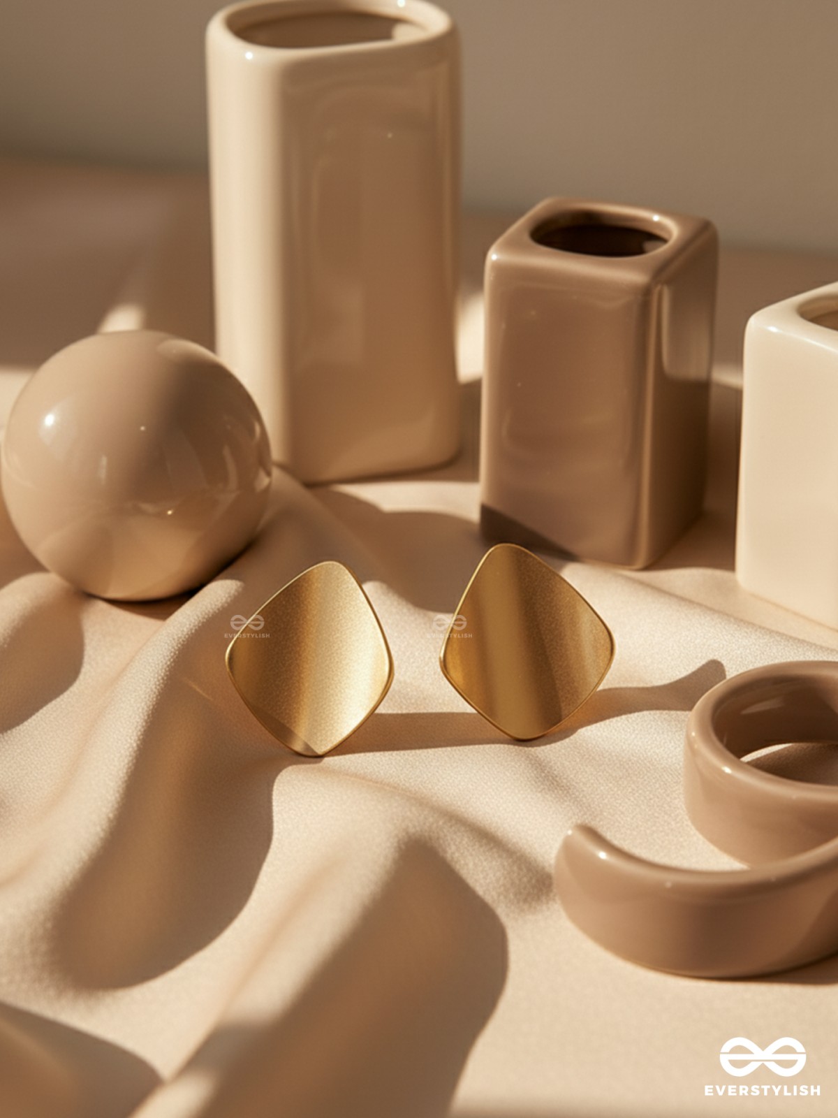 ARCHED AURA - GOLDEN STUD EARRINGS