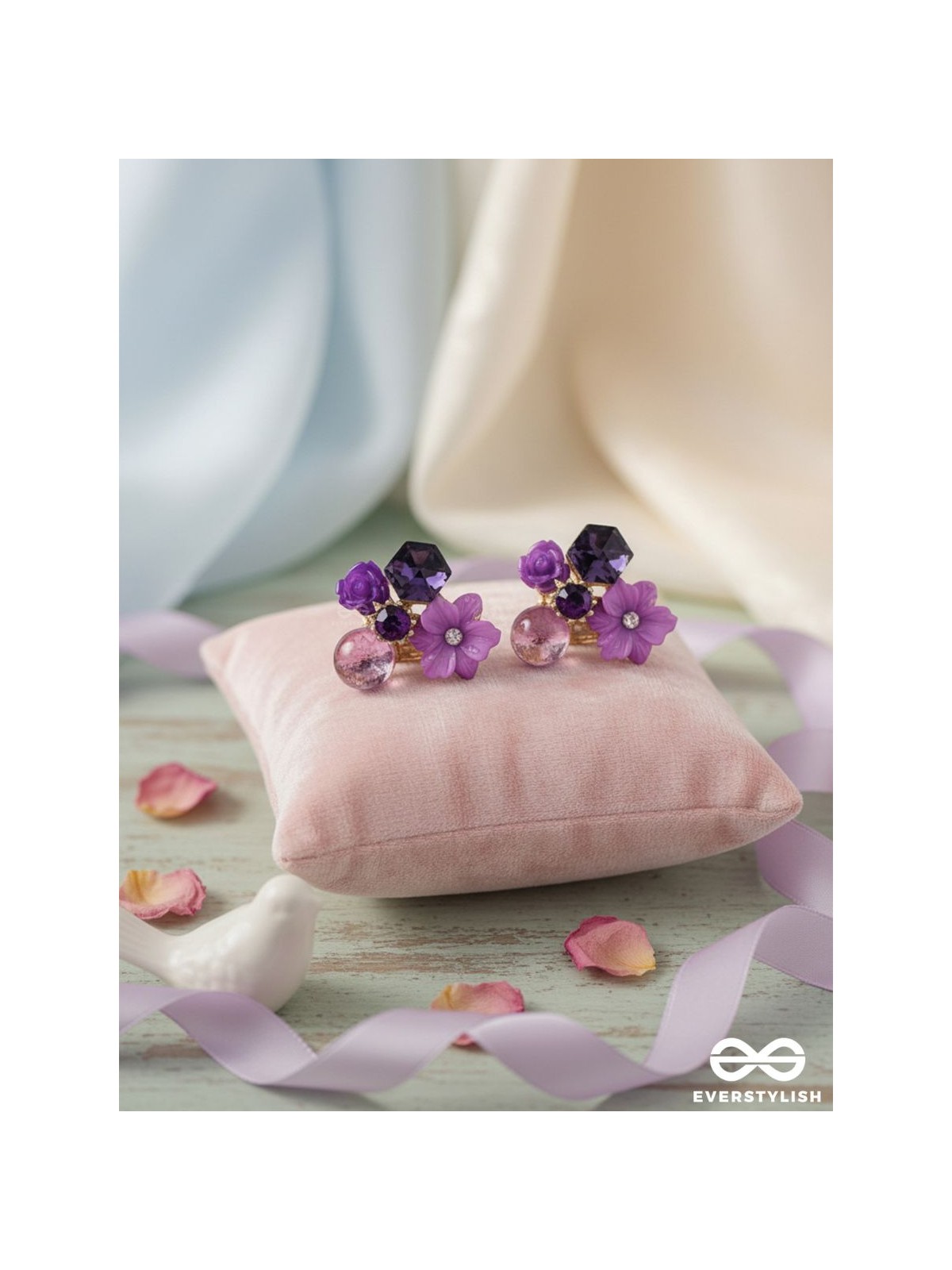 PETAL POP – CHARMING STUDS IN PURPLE SHADES WITH FLOWER DETAILS
