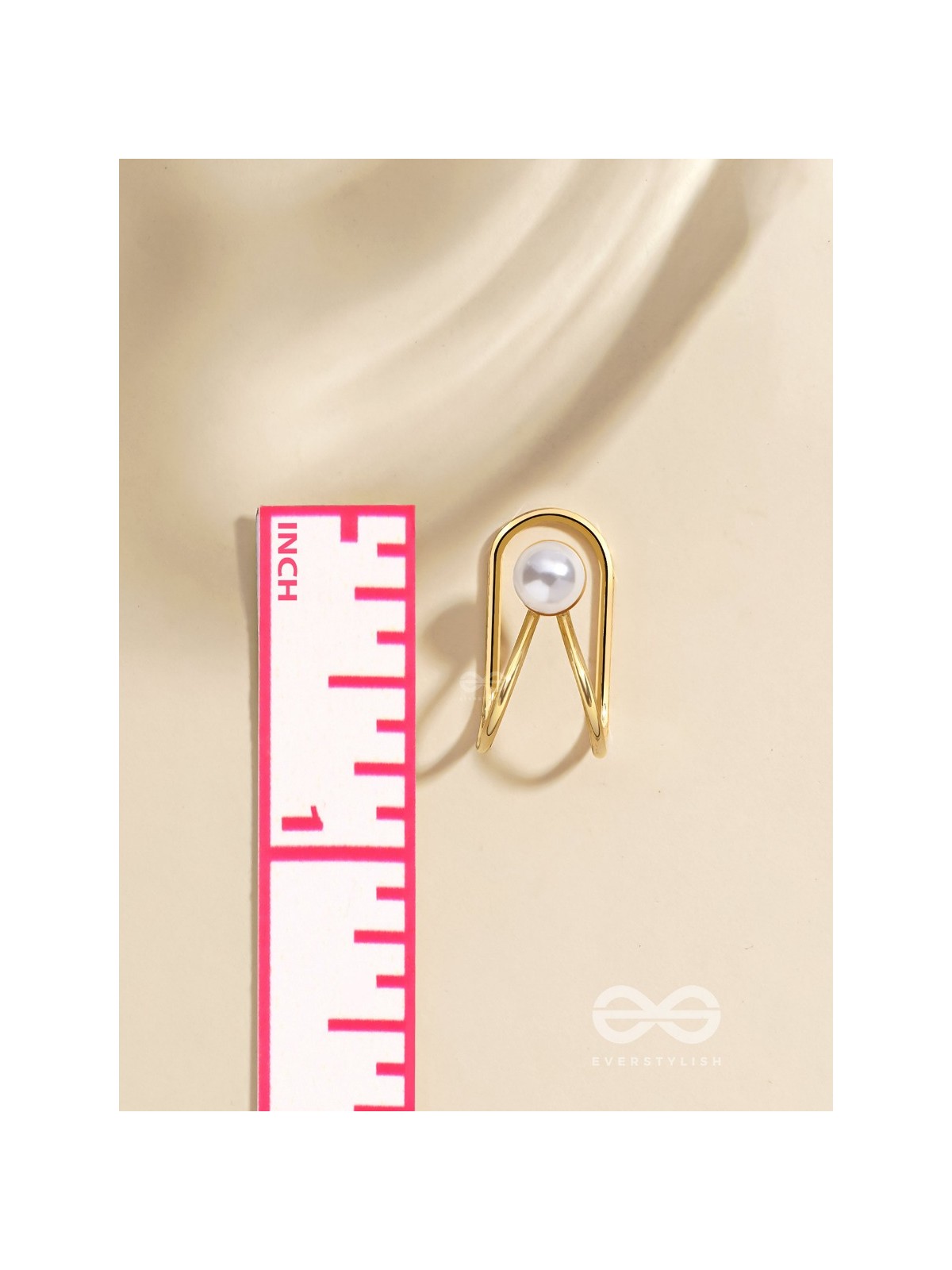 A PEARL PLEASE - GOLDEN EMBELLISHED EARCUFF (one ear)