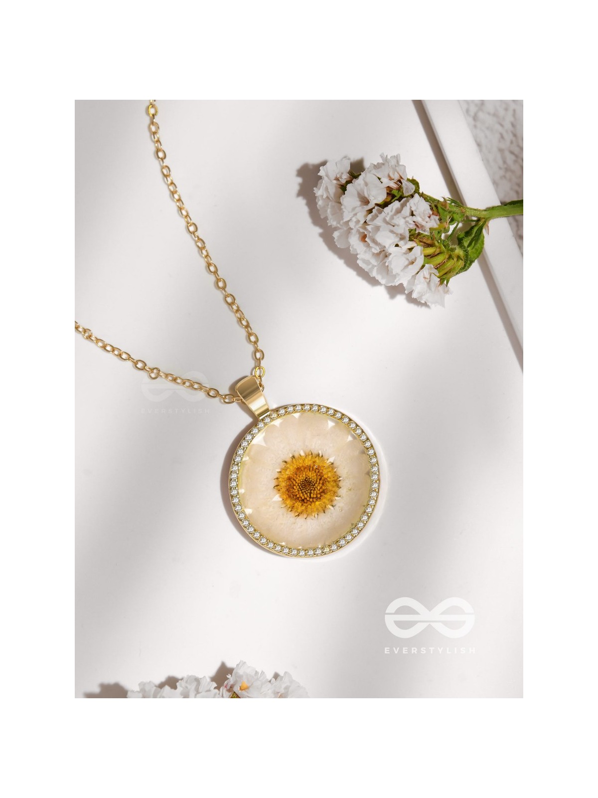 The Daisy Princess - Pressed Flower Resin Pendant With Anti-Tarnish Coating