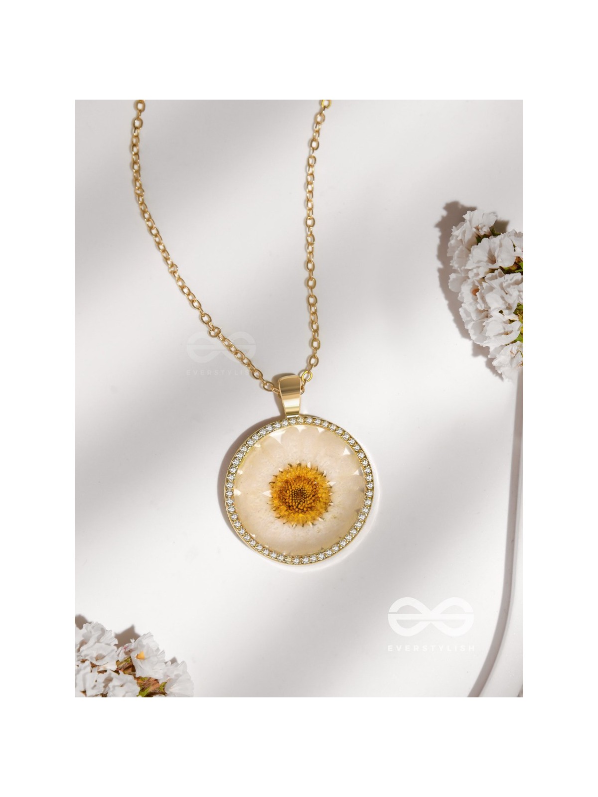 The Daisy Princess - Pressed Flower Resin Pendant With Anti-Tarnish Coating