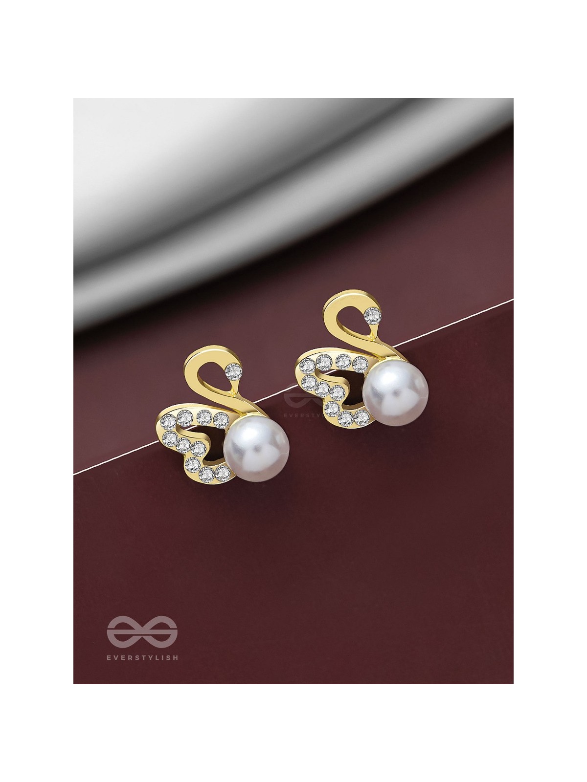 CHARMING SWANS - SPARKLING PEARL STUDS