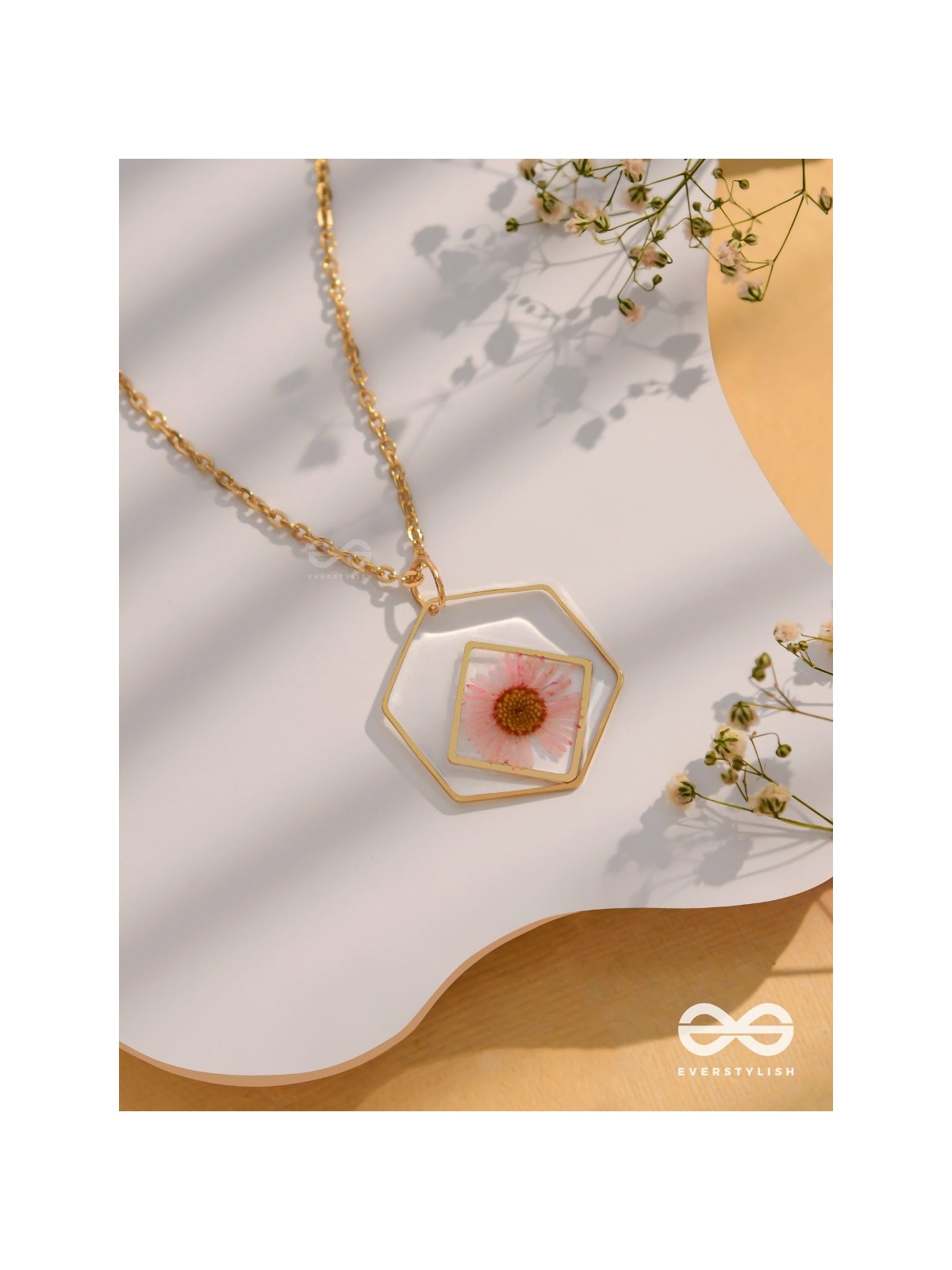 The Shy Daisy - Pressed Flower Resin Pendant With Ant-Tarnish Coating