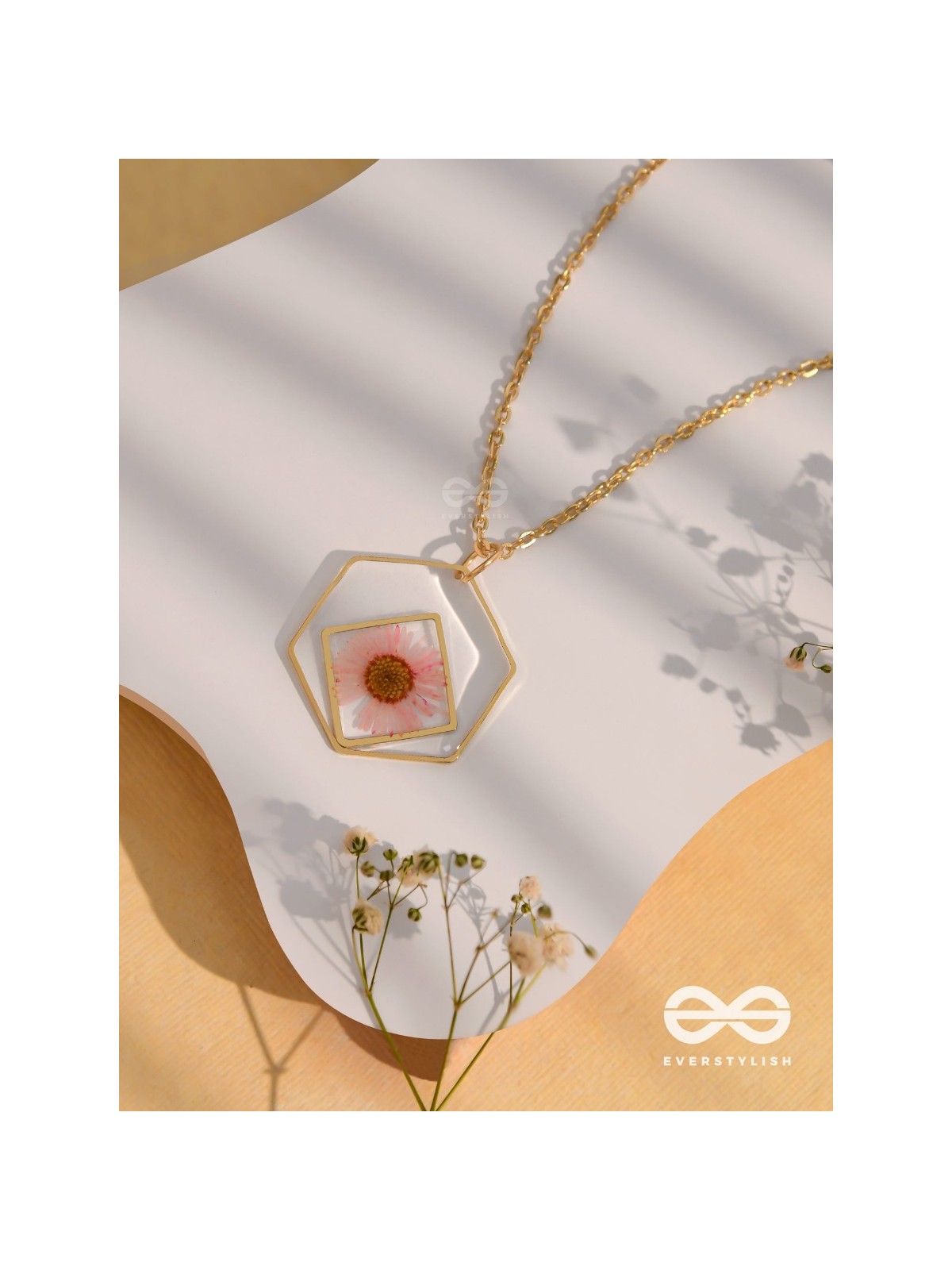 The Shy Daisy - Pressed Flower Resin Pendant With Ant-Tarnish Coating