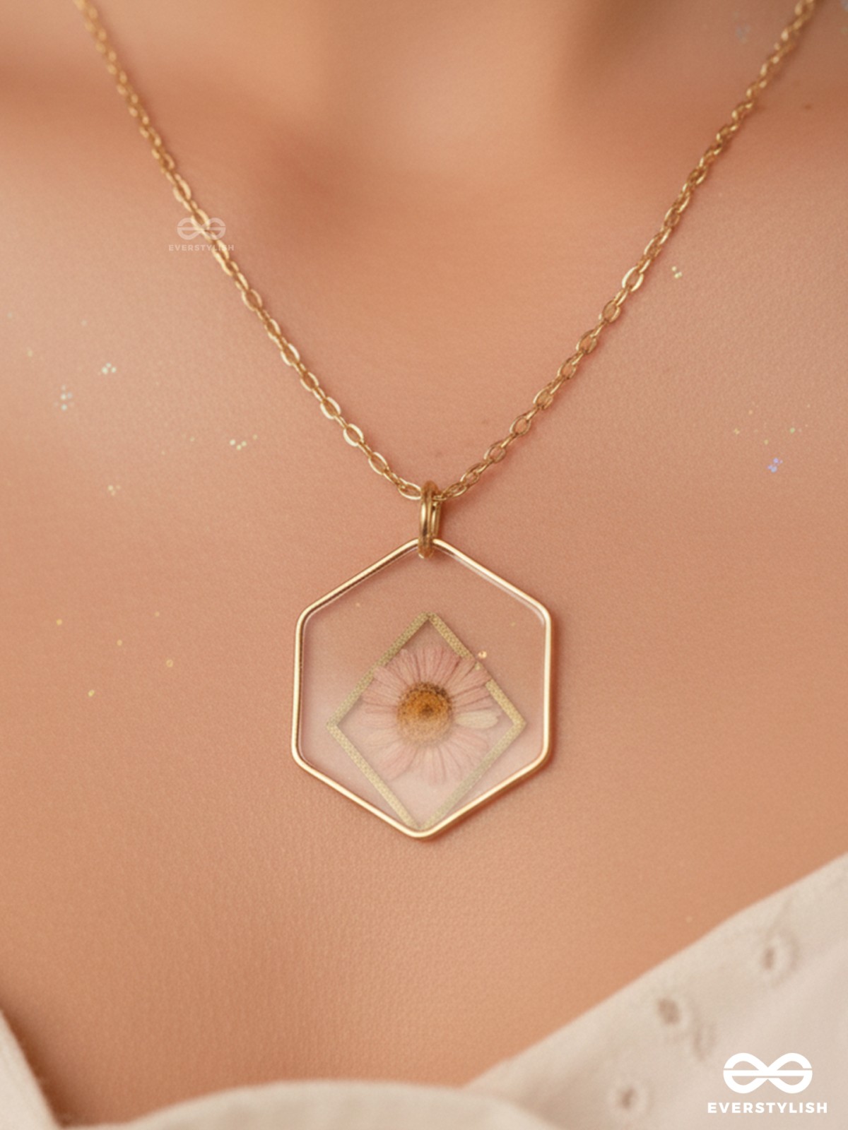 The Shy Daisy - Pressed Flower Resin Pendant With Ant-Tarnish Coating