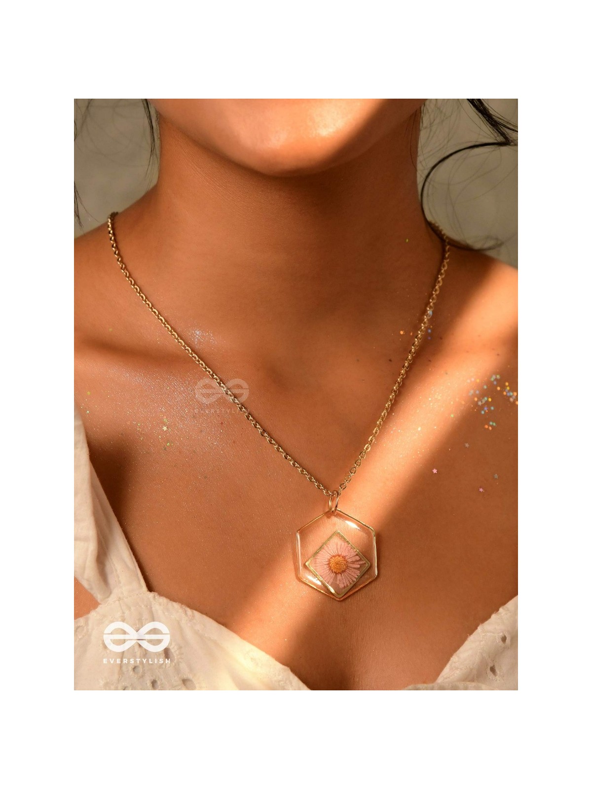 The Shy Daisy - Pressed Flower Resin Pendant With Ant-Tarnish Coating