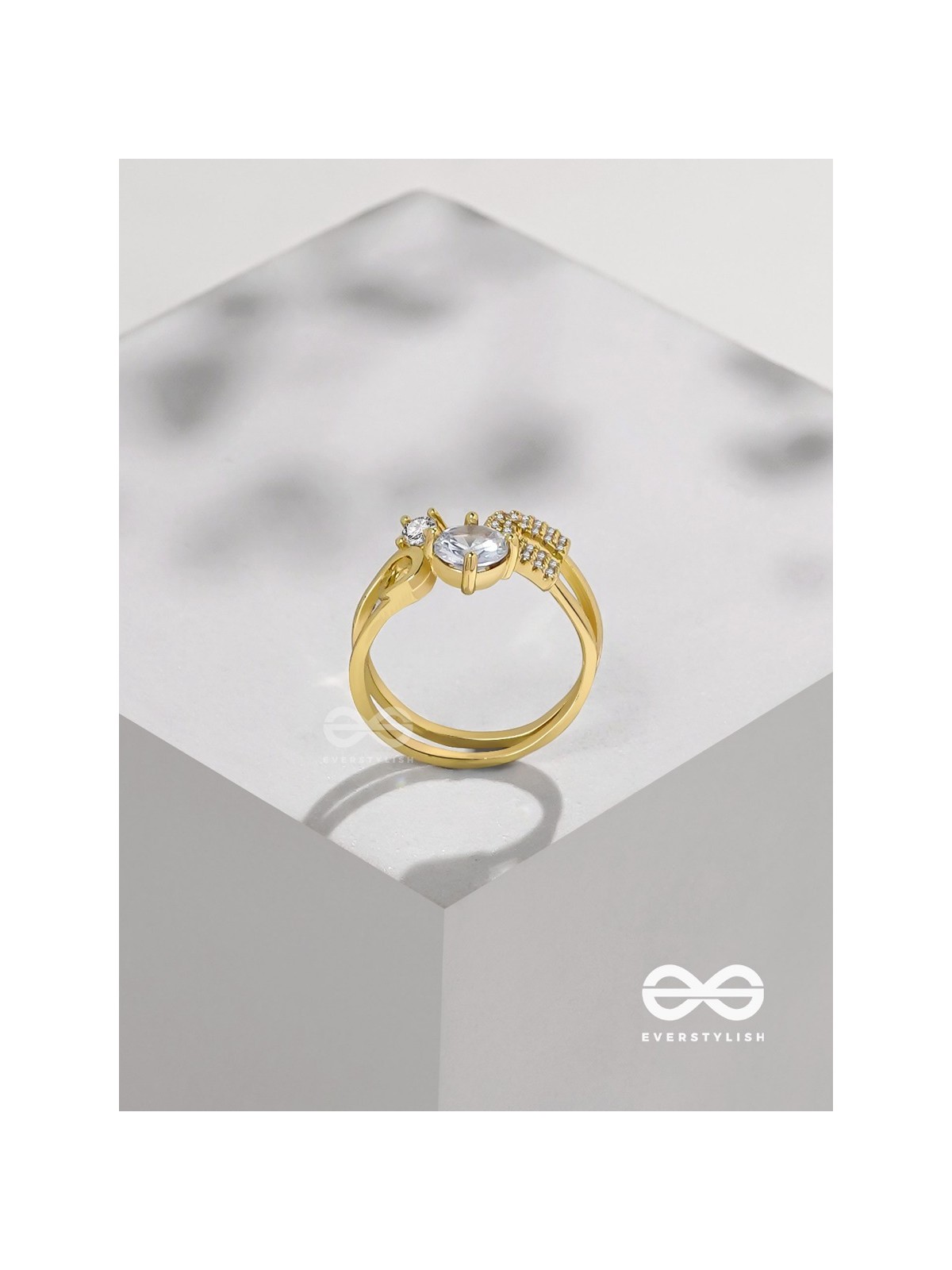 The Dreamy Dazzle - Golden Embellished Ring (Adjustable)