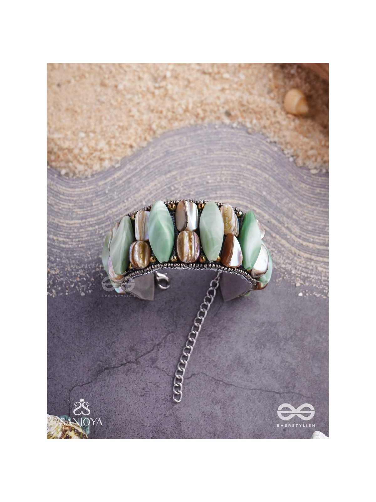 Shuktimālā- Shell band-Expandable bracelet crafted from shell beads, combining turquoise and beige-brown tones with a brassy finish.