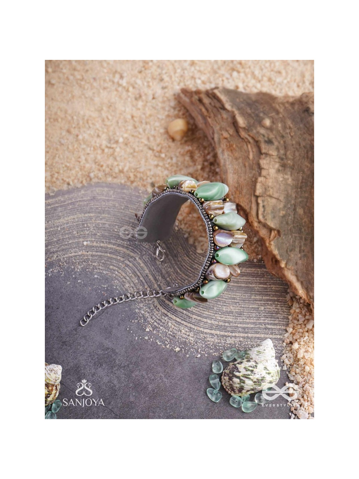 Shuktimālā- Shell band-Expandable bracelet crafted from shell beads, combining turquoise and beige-brown tones with a brassy finish.