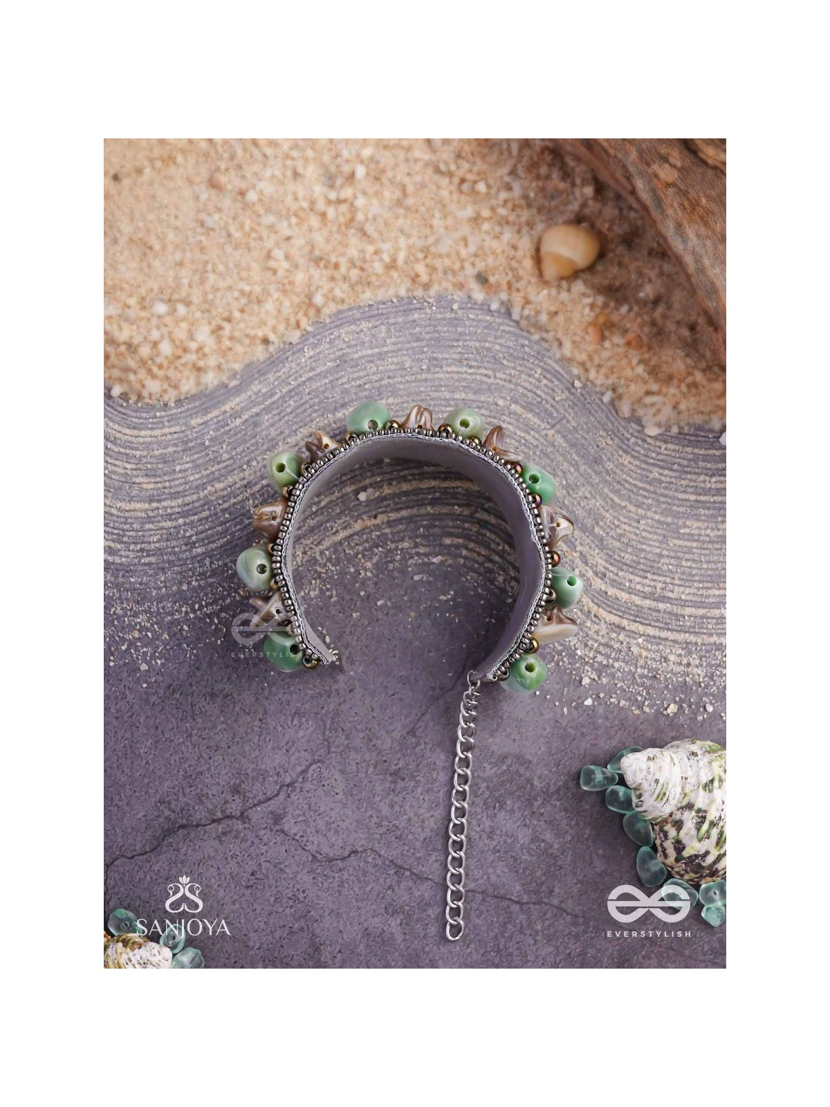 Shuktimālā- Shell band-Expandable bracelet crafted from shell beads, combining turquoise and beige-brown tones with a brassy finish.