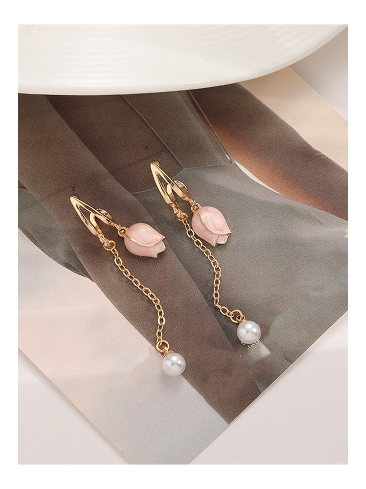 Soft resilience - Golden dangling earrings with pink rosé  