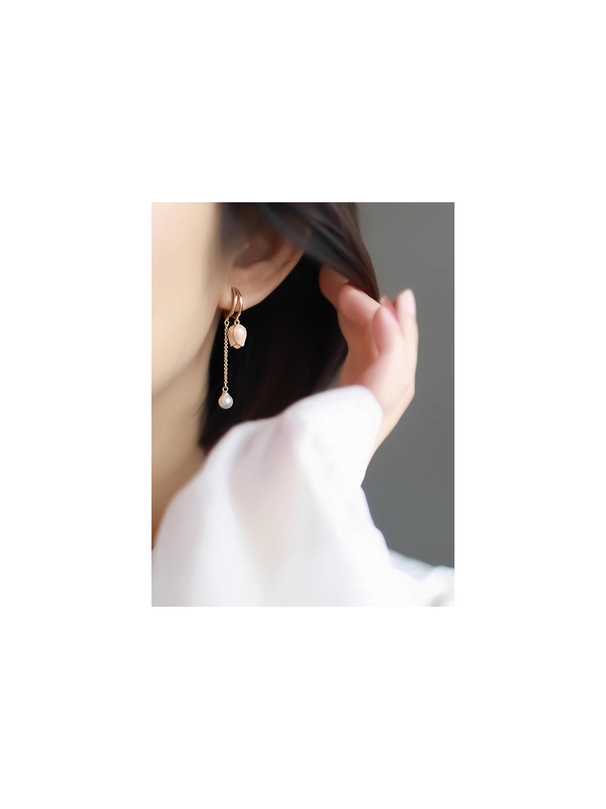 Soft resilience - Golden dangling earrings with pink rosé  