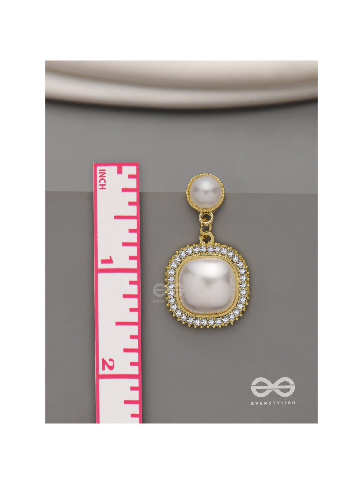  Ageless reverie - Earring studded with pearl and crystal 