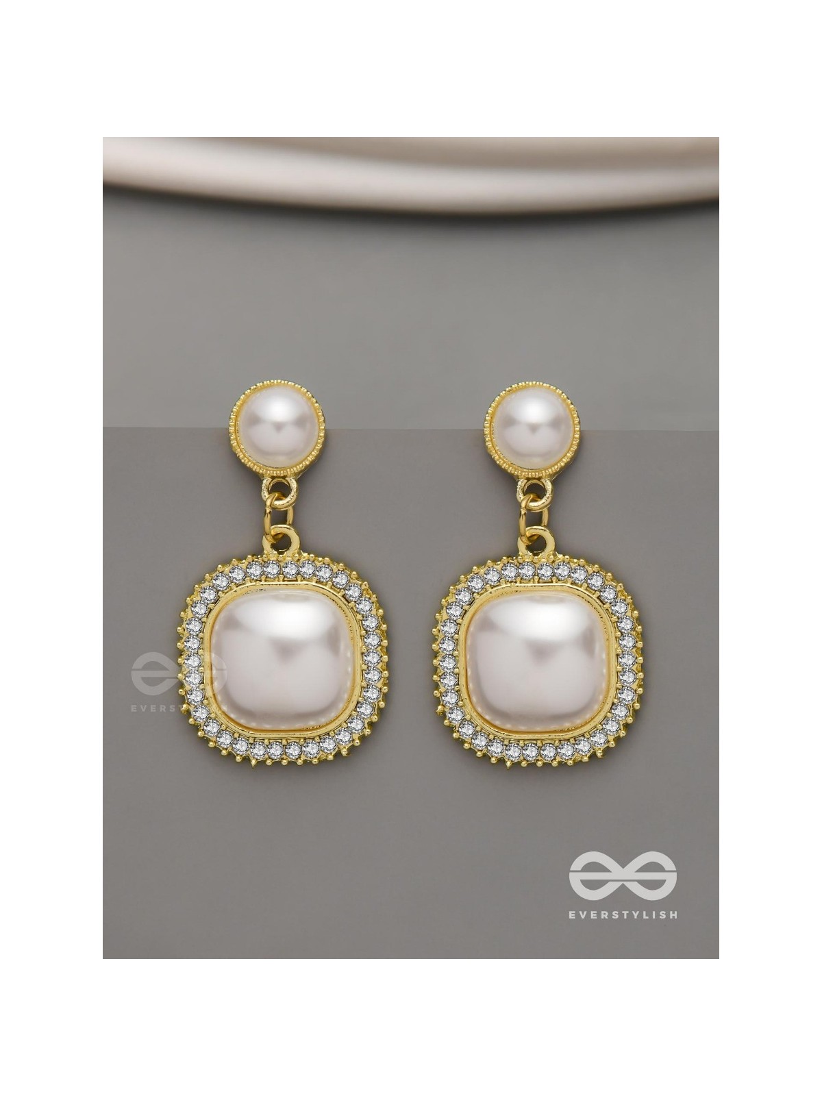  Ageless reverie - Earring studded with pearl and crystal 