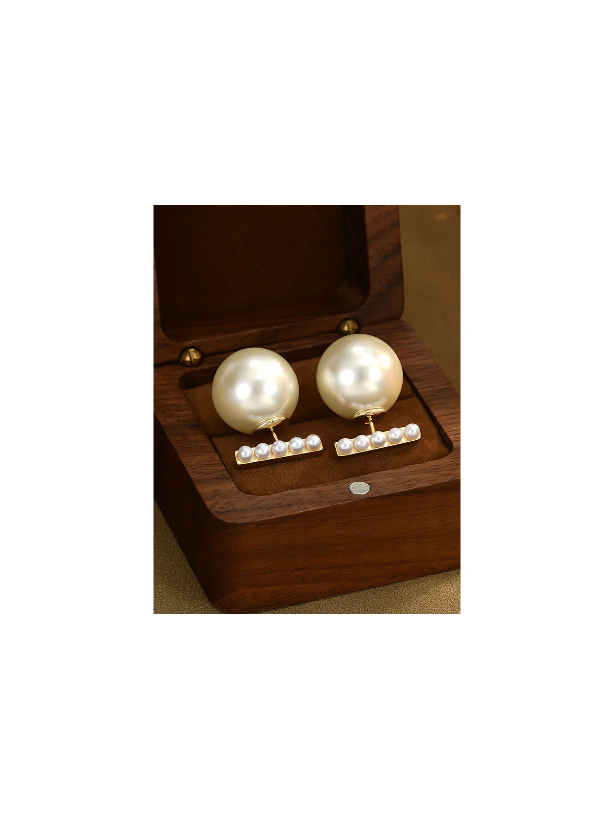Gleam Pearls- Pearl stud earrings