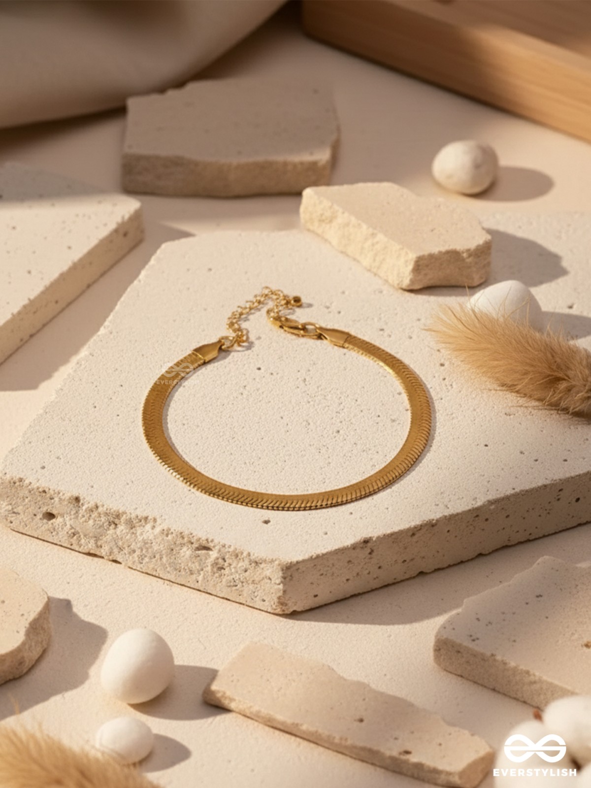 GOLDEN GLOW - STAINLESS STEEL ANTI-TARNISH GOLDEN BRACELET