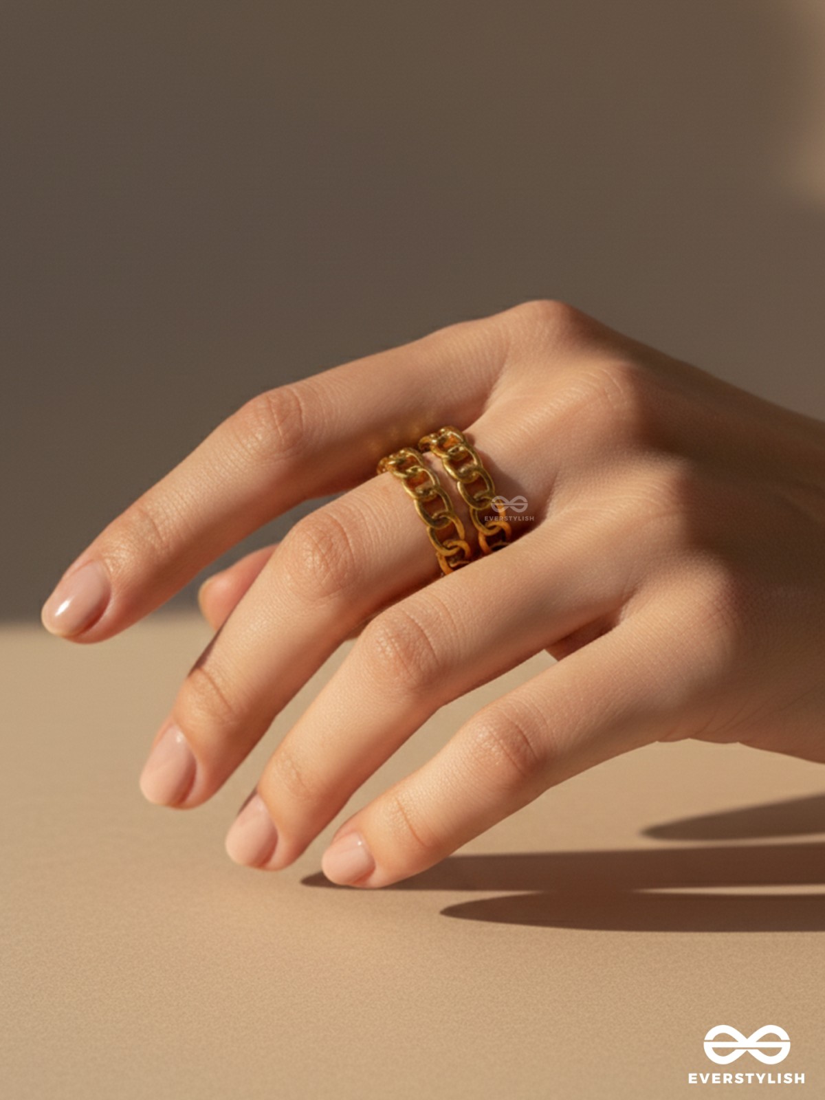 LUXE LINKS - GOLDEN STAINLESS STEEL ANTI-TARNISH RING