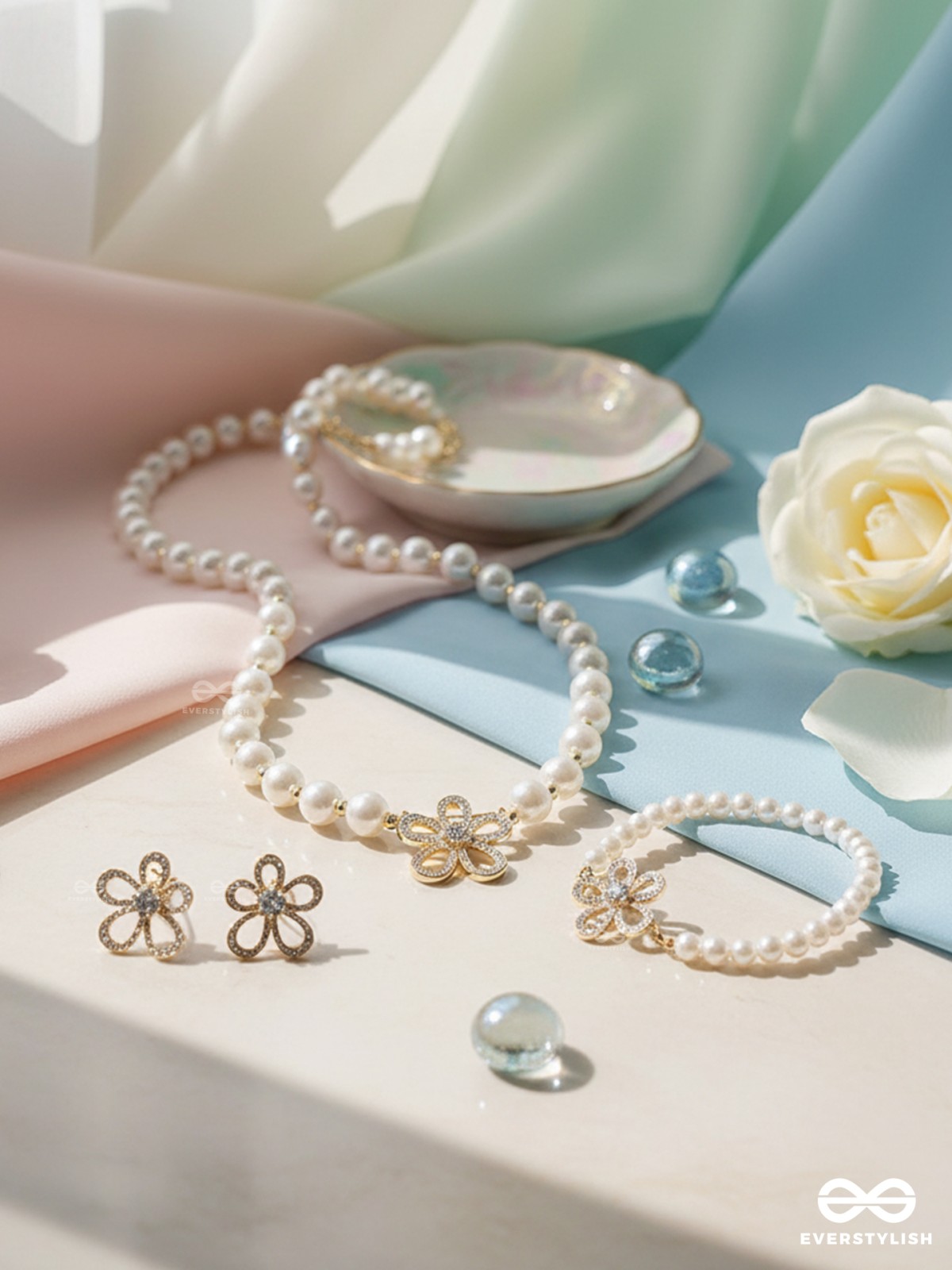 BLOSSOM PEARL – DELICATE BEAUTY IN EVERY DETAIL SET WITH NECKPIECE, EARRINGS AND BRACELET