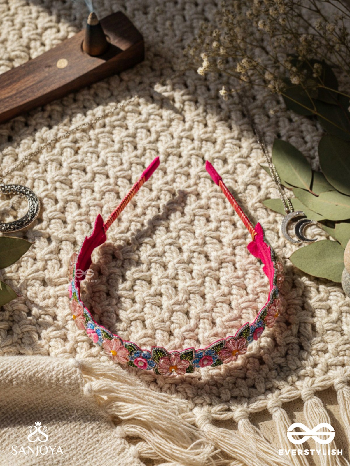 MADHUVRATA - SPRING BLOOM - DELICATE EMBROIDERED HAIR ACCESSORY WITH FLORAL MOTIFS AND BEADS