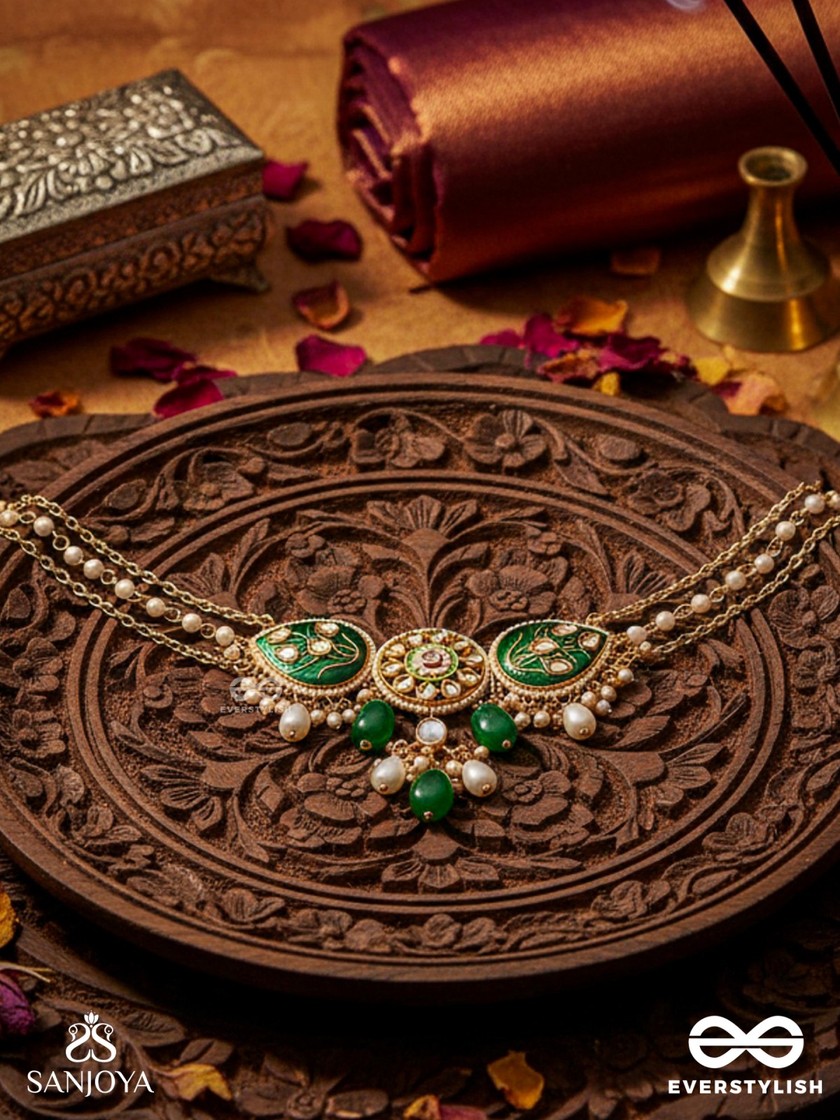 TARALIKA- STAR-LIKE- SPARKLING ENAMELLED KUNDAN NECKLACE WITH PEARLS AND BEADS 