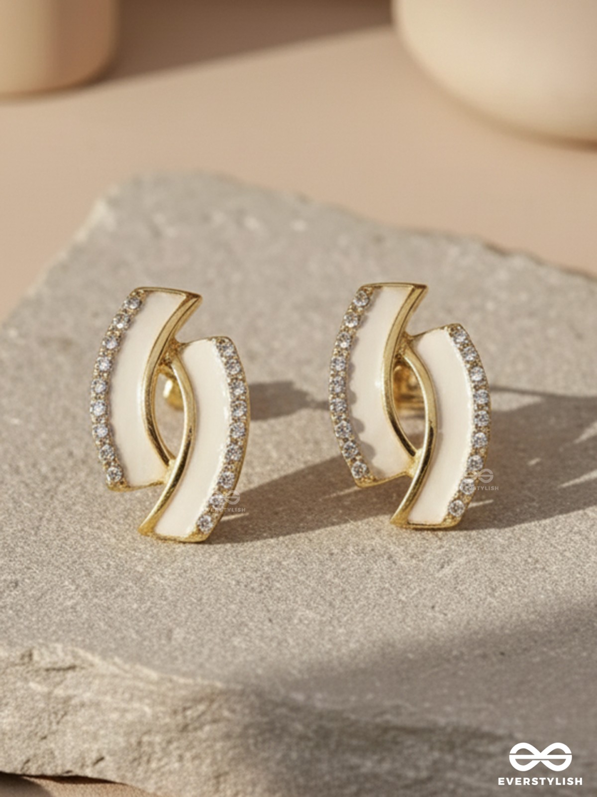 THE MOD CURVE – GLOSSY WHITE GOLD STUDS WITH SILVER EDGE