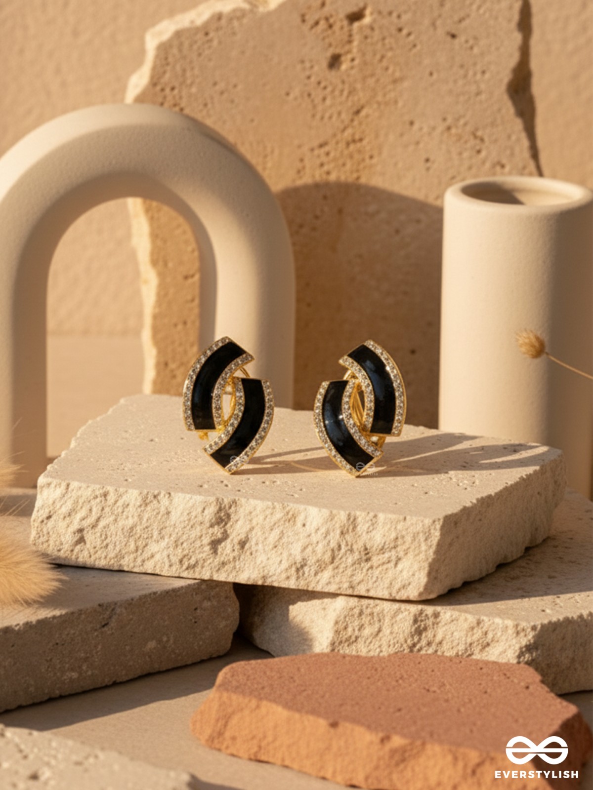 THE MOD CURVE – GLOSSY BLACK STUDS WITH SILVER EDGE