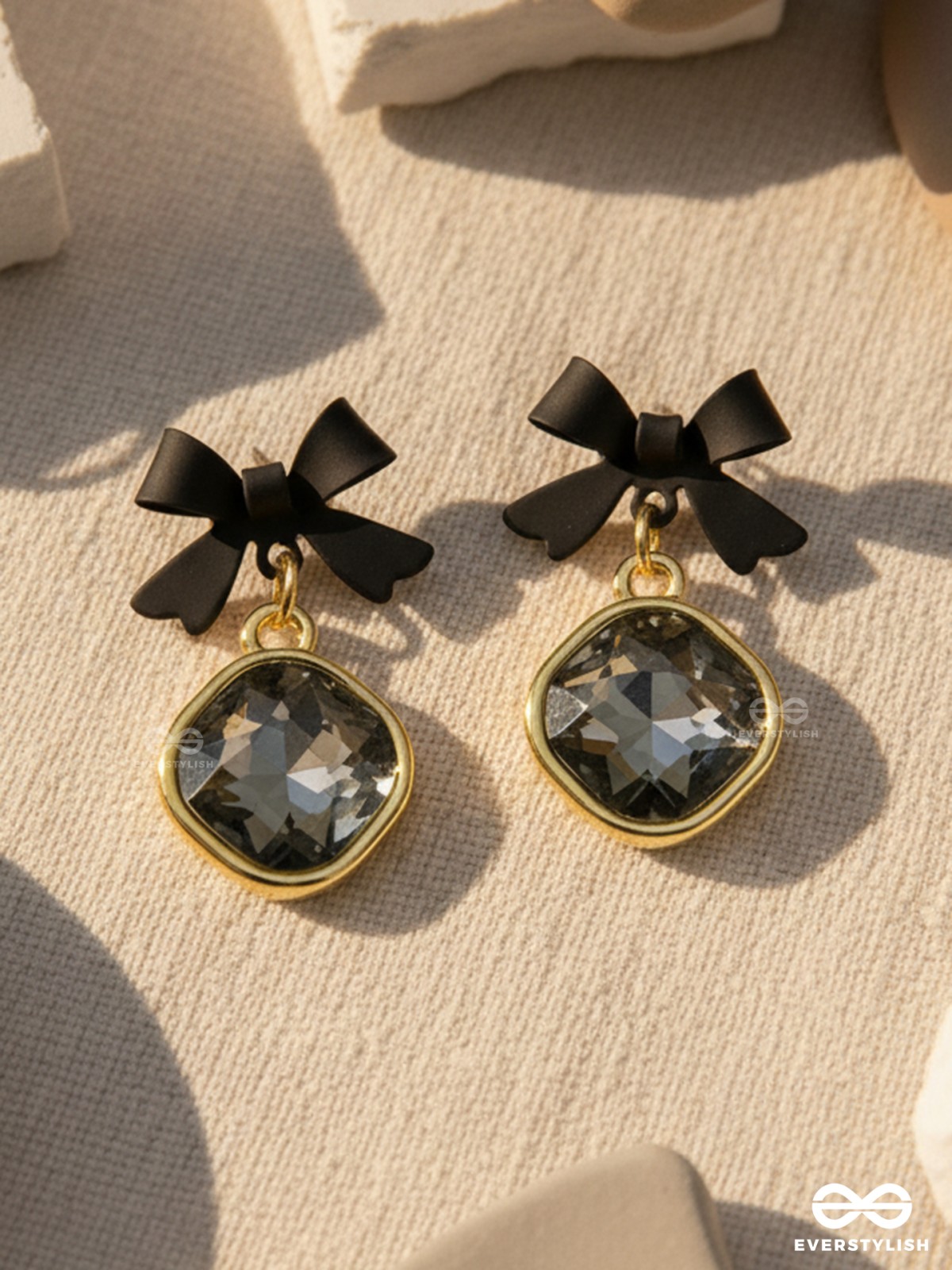 NIGHT WHISPERS – CHIC BOW EARRINGS WITH GLOSSY BLACK GEMSTONES