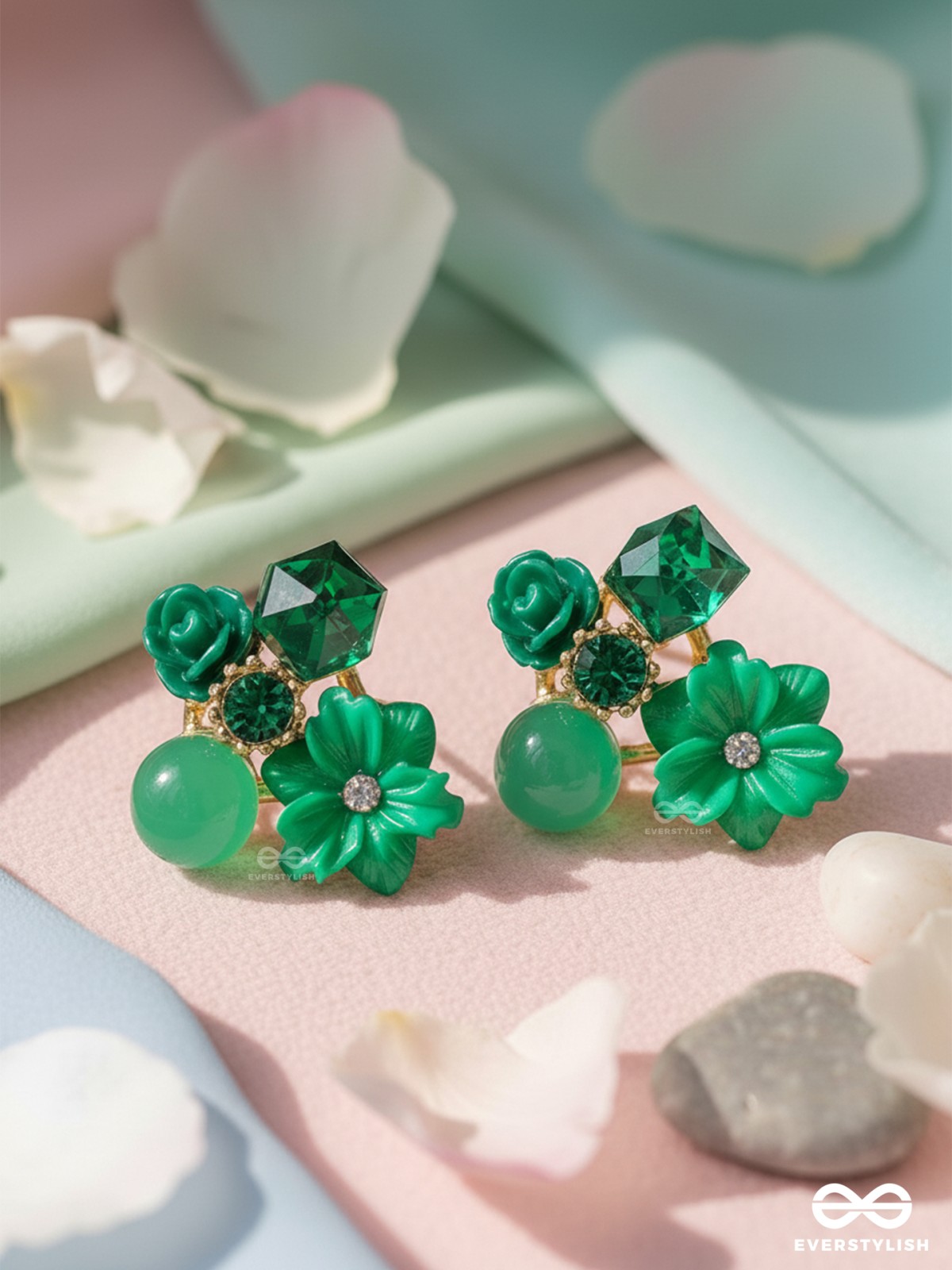PETAL POP – CHARMING STUDS IN GREEN SHADES WITH FLOWER DETAILS
