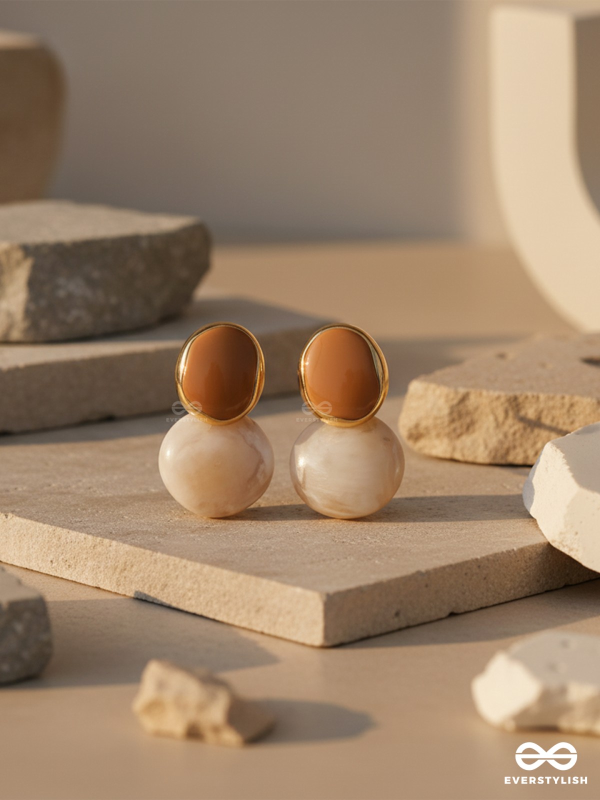 DUNE MELT – GLOSSY EARRINGS IN NEUTRAL SHADES
