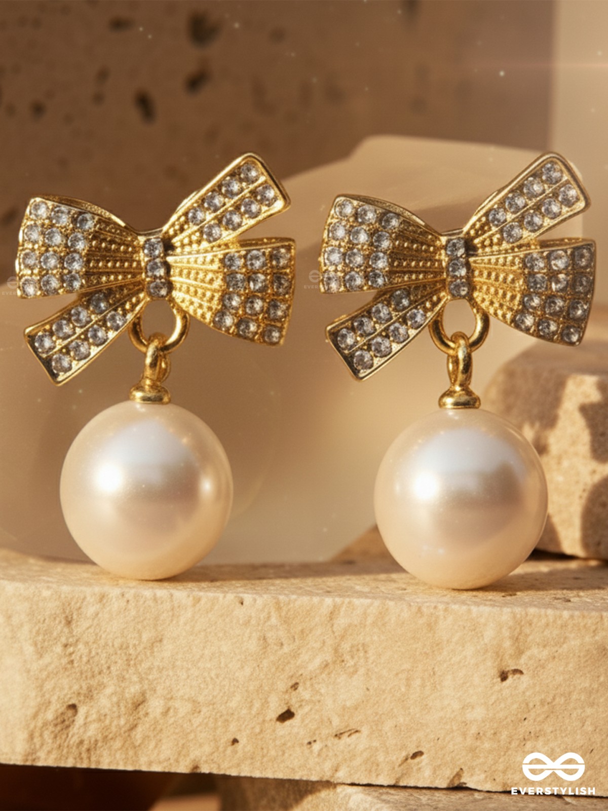 DEWDROP DAZZLE – SPARKLY BOW WITH SINGLE PEARL DROP