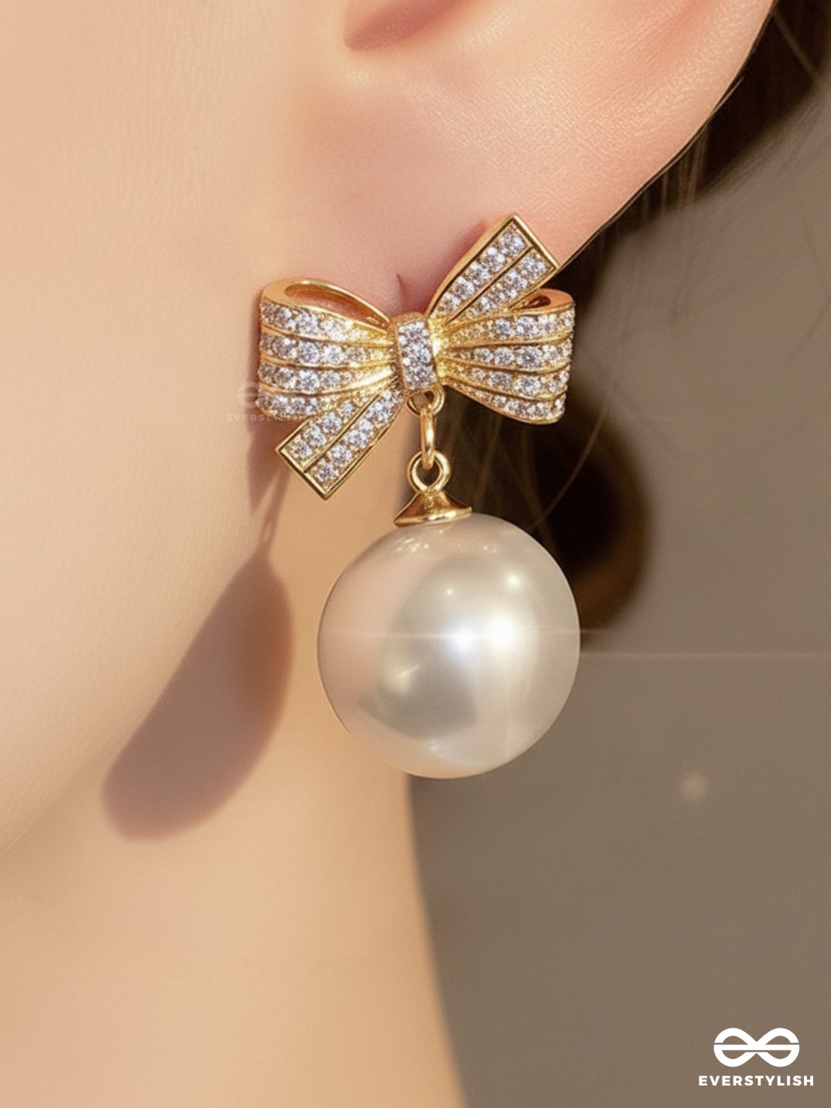 DEWDROP DAZZLE – SPARKLY BOW WITH SINGLE PEARL DROP