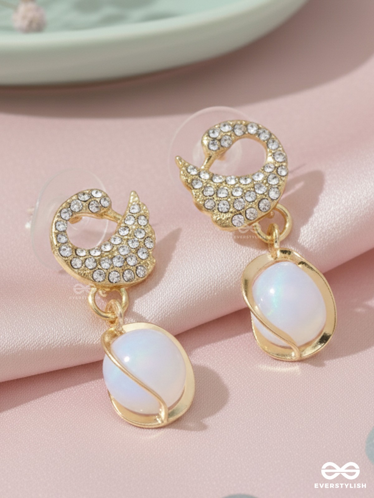MISTY SWIRL – GOLD CRYSTAL CURVE WITH FROSTED DROP EARRINGS 