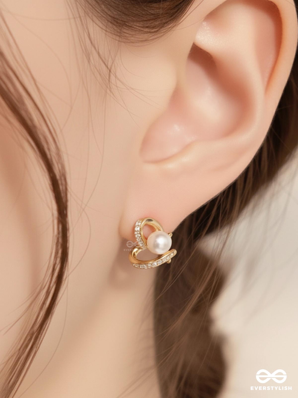 AURA CURVE – PEARL & CRYSTAL SWIRL STUDS