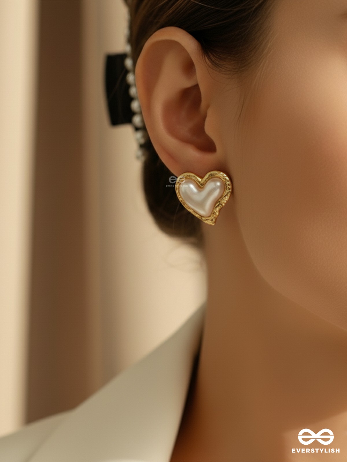 PRISM HEARTLET – GLOWY IRIDESCENT HEART STUDS