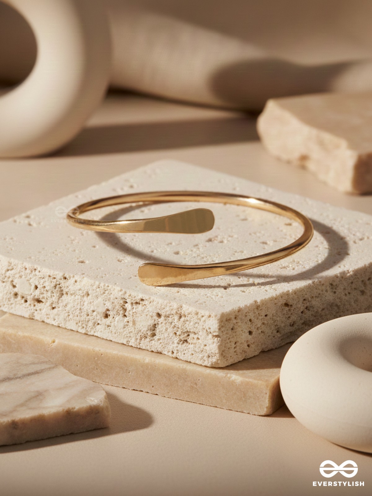 ROSÉ LINE – MINIMAL GOLDEN HAND CUFF