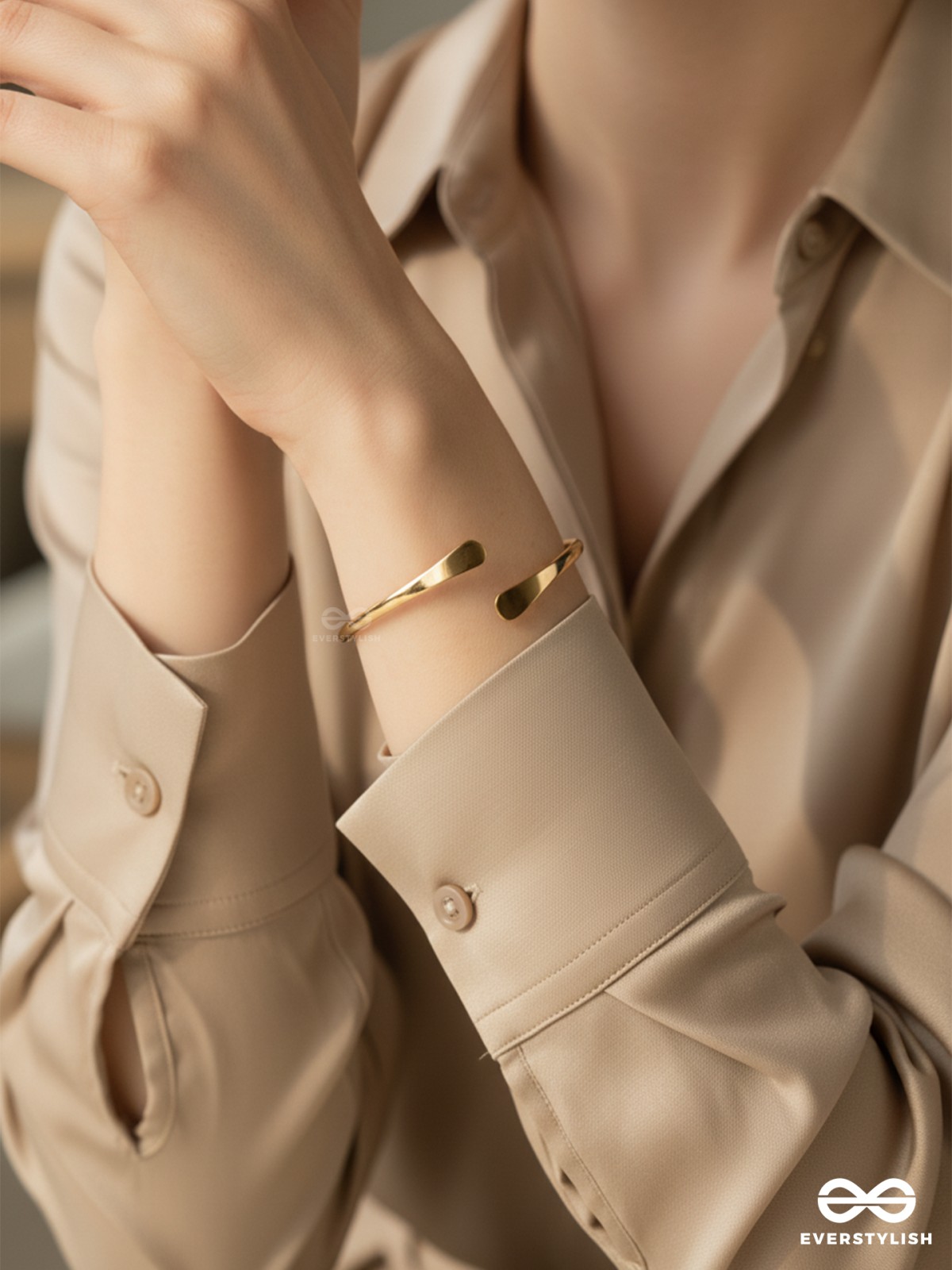 ROSÉ LINE – MINIMAL GOLDEN HAND CUFF