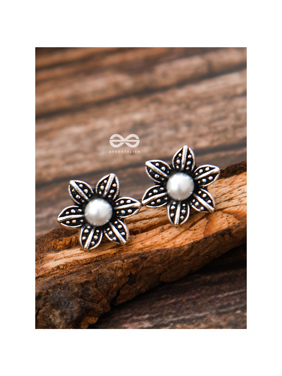 The Little Pearly Flowers - Tiny Trinket Earrings