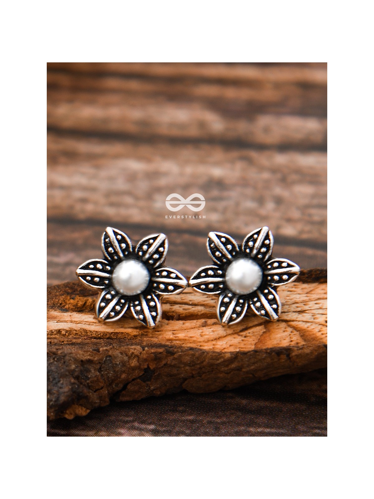 The Little Pearly Flowers - Tiny Trinket Earrings