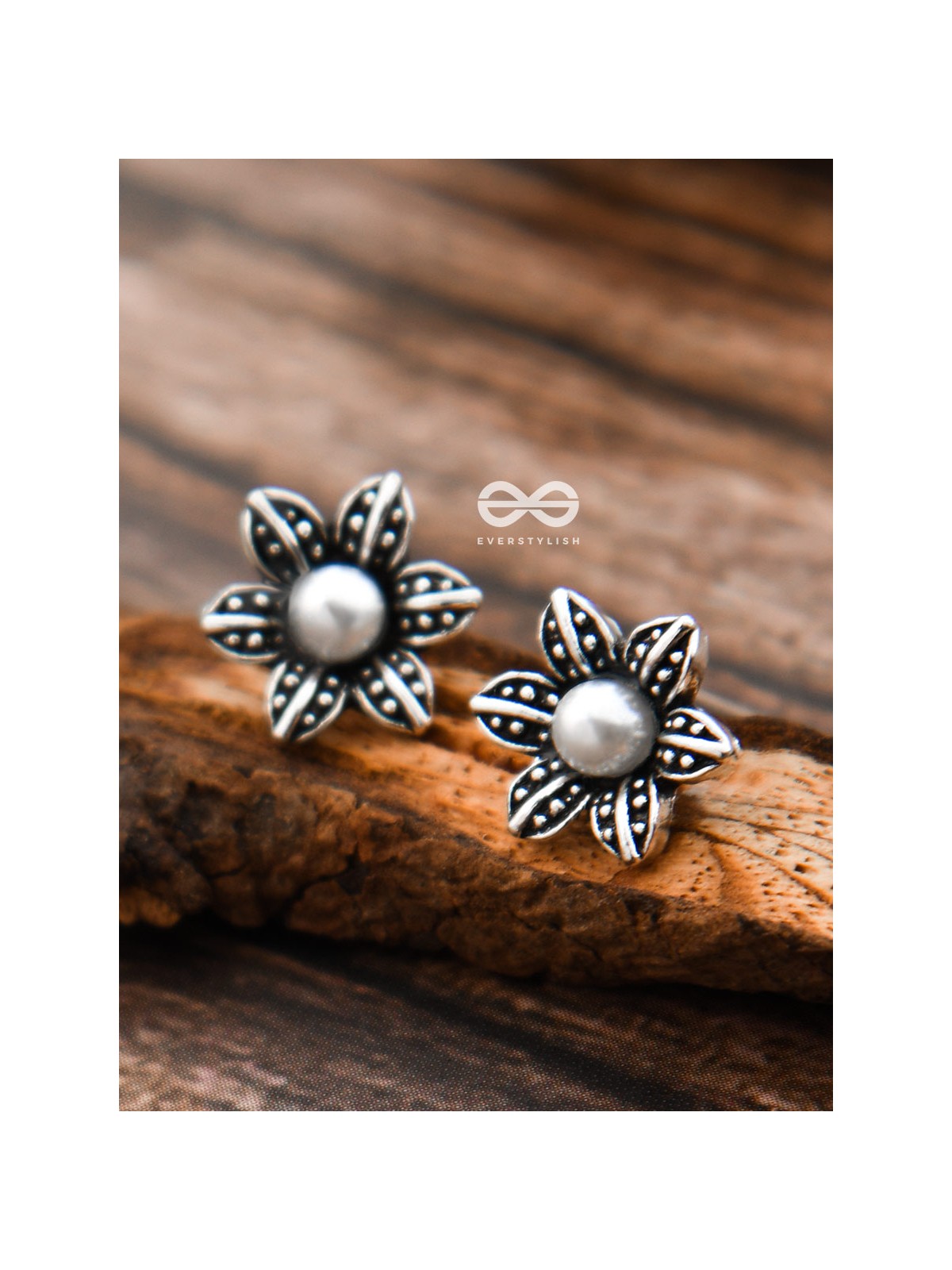 The Little Pearly Flowers - Tiny Trinket Earrings