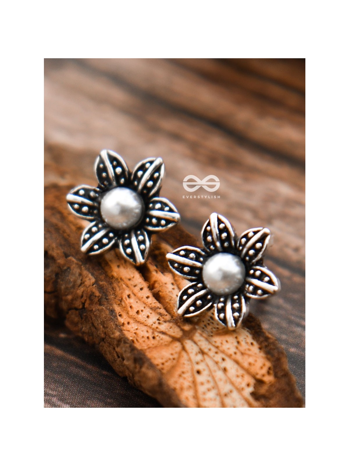 The Little Pearly Flowers - Tiny Trinket Earrings